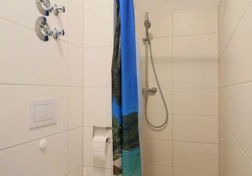 bodentiefe Dusche und WC