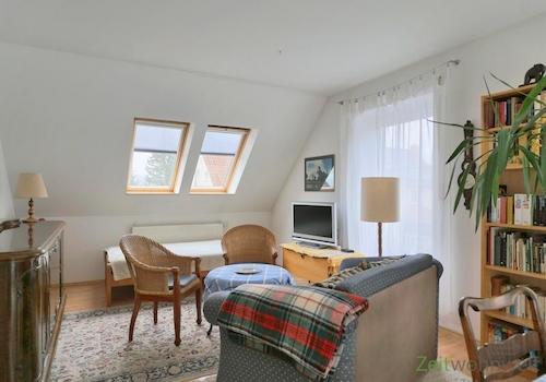 Blick ins Wohnzimmer mit TV