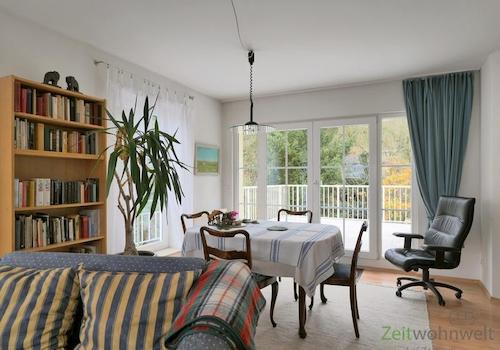 Blick zu Esstisch und Balkon