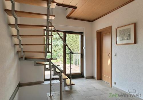 Blick zu Terrassenausgang und kleinem Bad