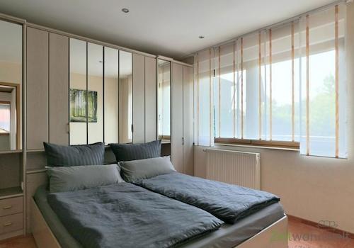 Doppelbett im kleinen Schlafzimmer