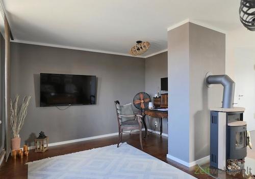 TV, Schreibtisch und Kamin