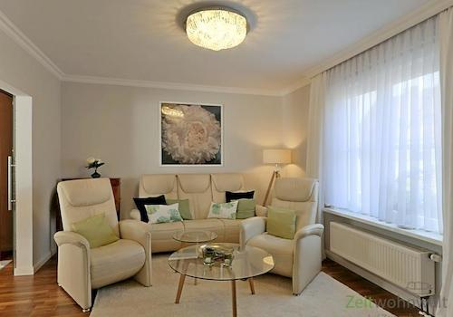 Couch und Sessel im Wohnzimmer