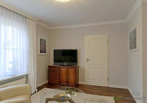 großer Flschbild-TV im Wohnzimmer