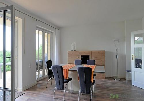 Esstisch vor dem Terrassenausgang