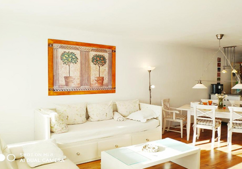 Lichtdurchflutetes Wohnzimmer