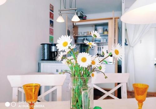 Essecke, im Hintergrund Pantry