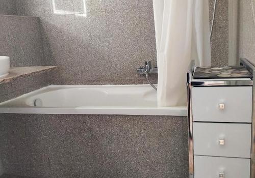 Badewanne im Natursteinbad