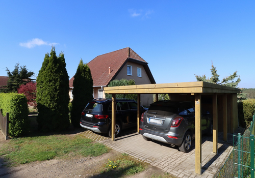 Carport und Stellplätze