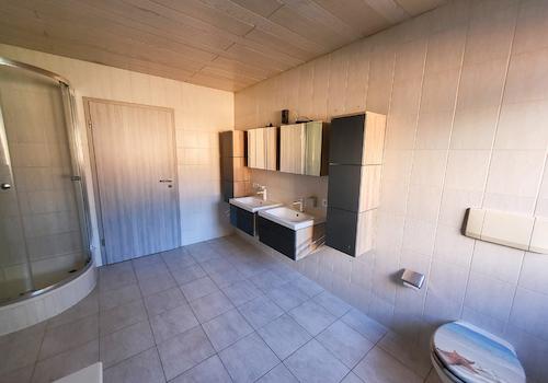 Tageslichtbad mit Wanne und Dusche EG 