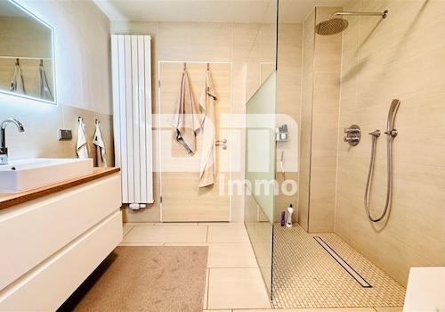 EG Badezimmer Wanne / Dusche ebenerdig / HW