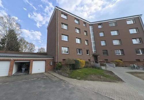 Garagen, Stellplätze und Eingangsseite