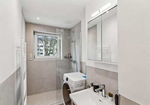 Badezimmer mit Waschtrockner