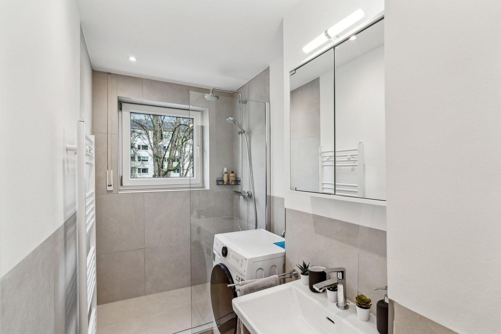 Badezimmer mit Waschtrockner