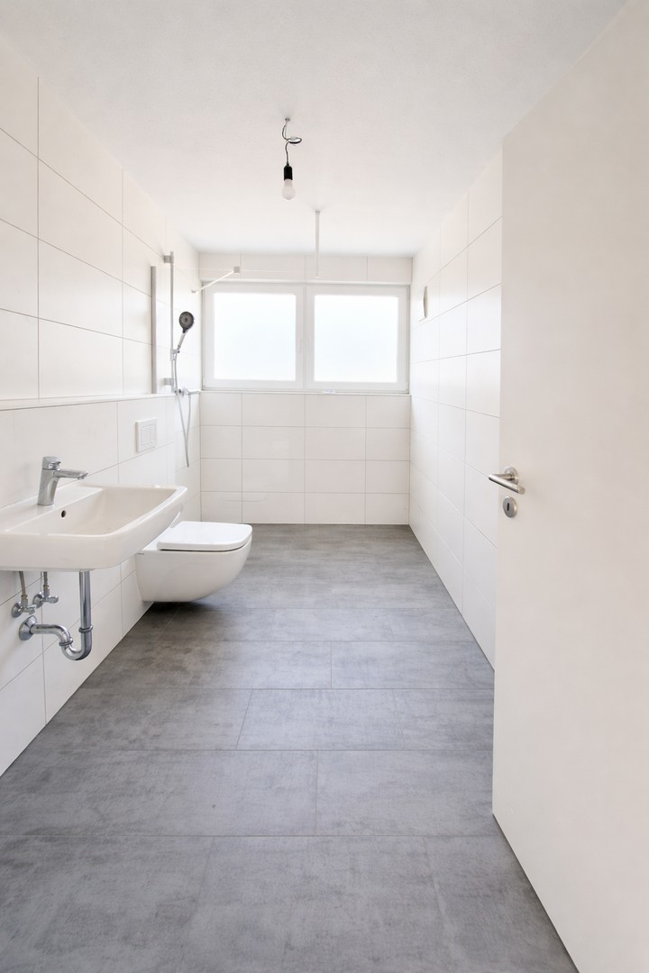 Helles, modernes Badezimmer