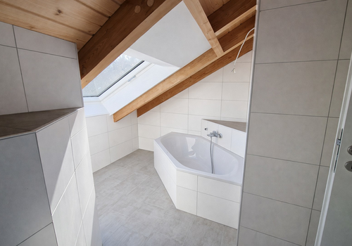 Helles Bad im DG mit Badewanne