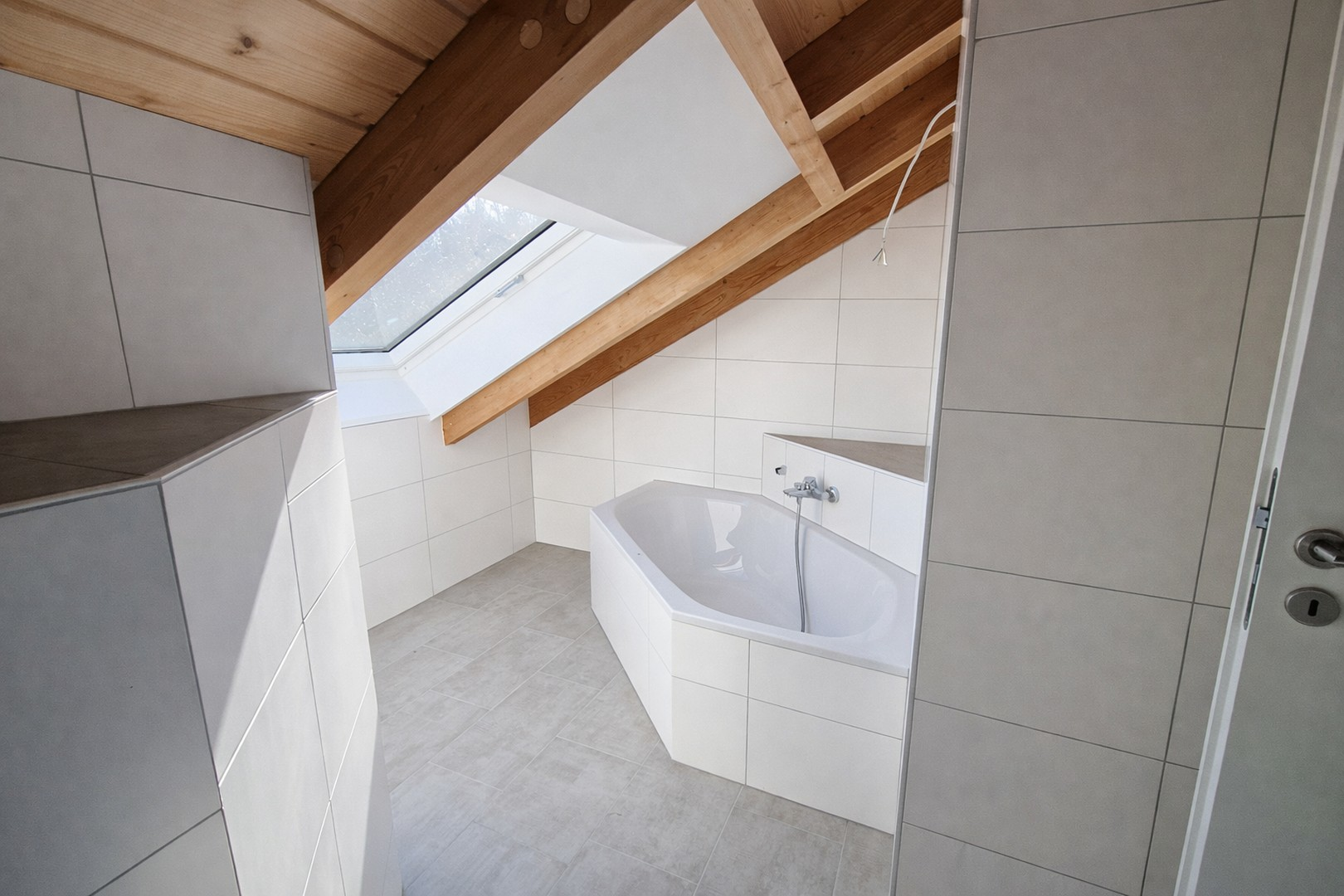 Helles Bad im DG mit Badewanne