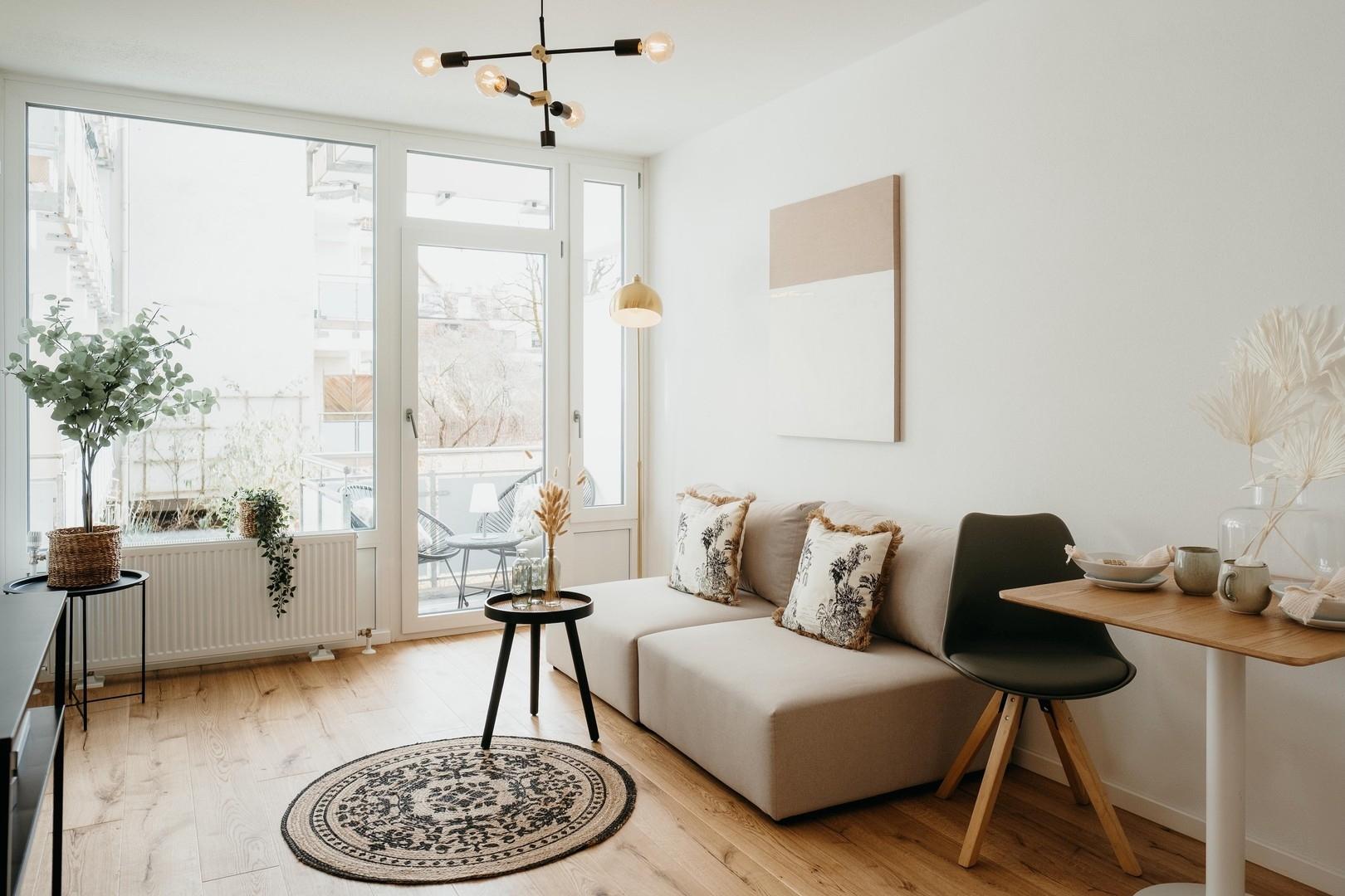 Wohnzimmer mit Balkon