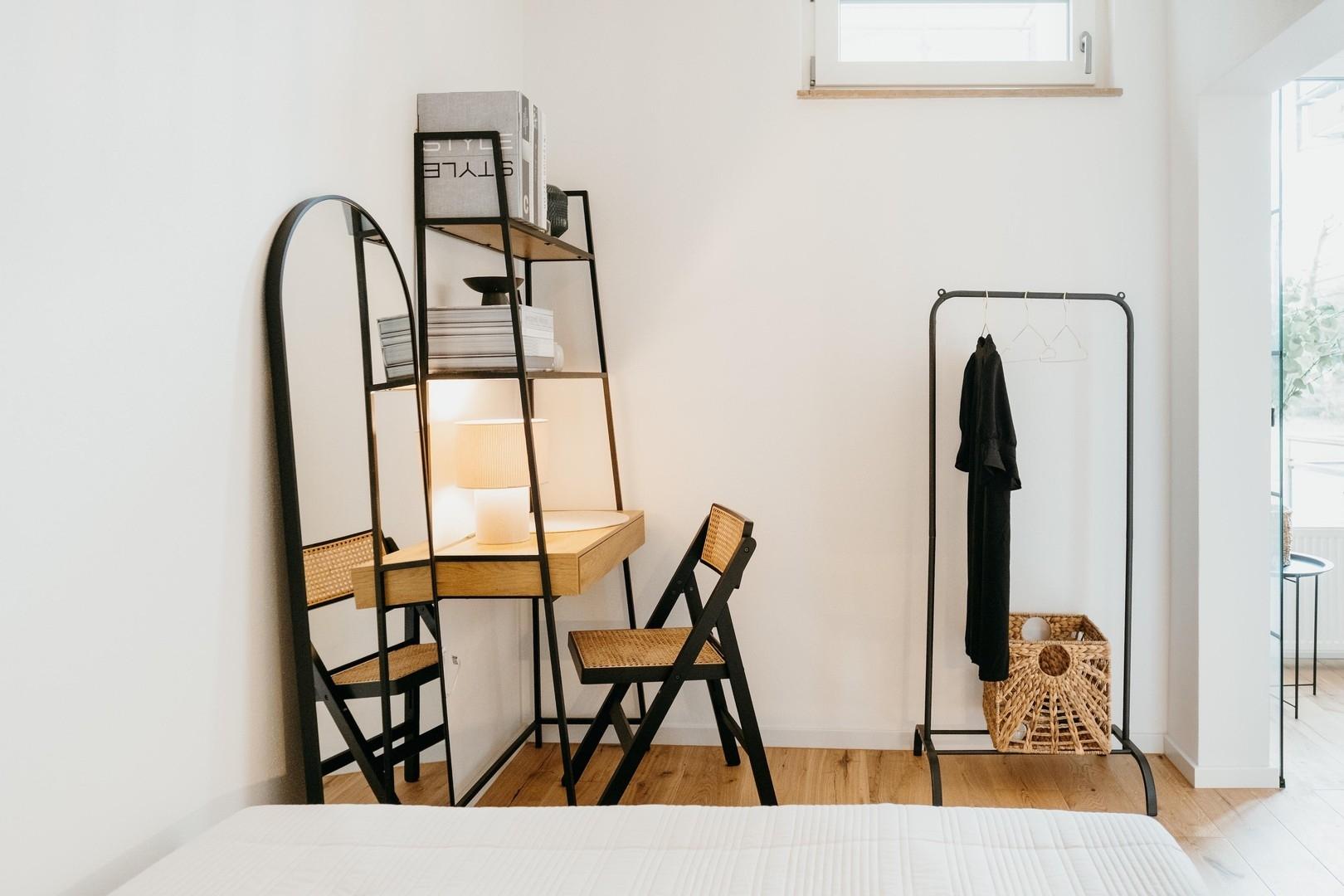 Schlafzimmer m. Arbeitsbereich