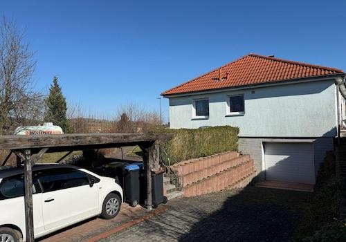 Haus mit Carport und Garage