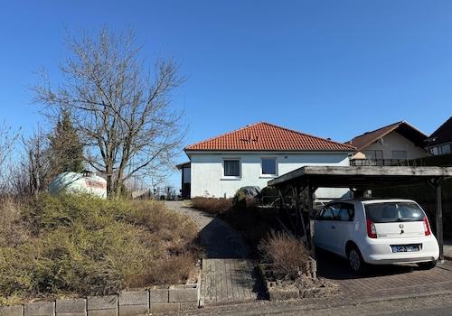 Straßenansicht mit Gehweg