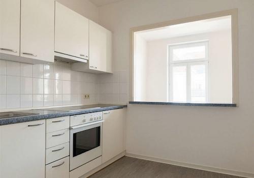 Küche mit Durchreiche