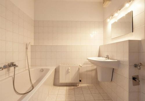 Bad mit Wanne und WM-Anschluss