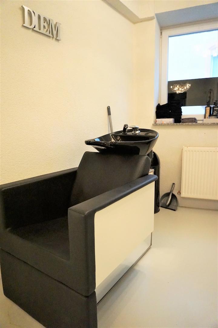 Waschplatz mit Massageliege