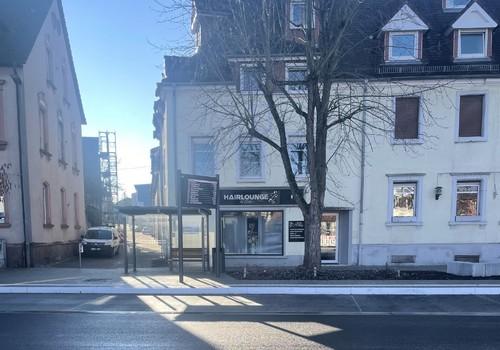 Bushaltestelle vor der Tür