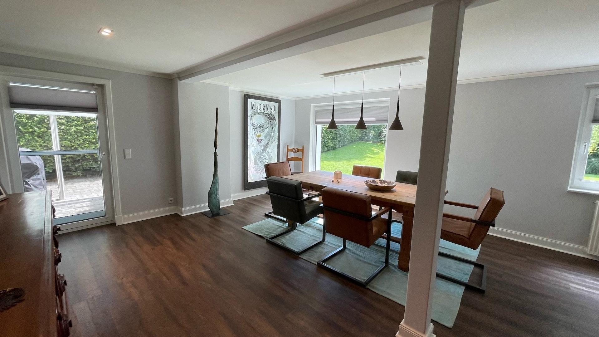 Esszimmer mit Zugang zur Terrasse