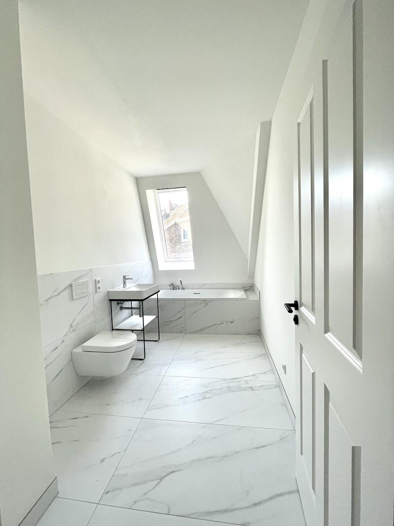 2 Bäder mit Fenstern