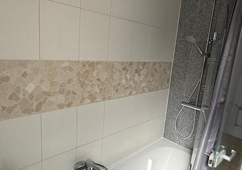 Badewanne mit Glastür