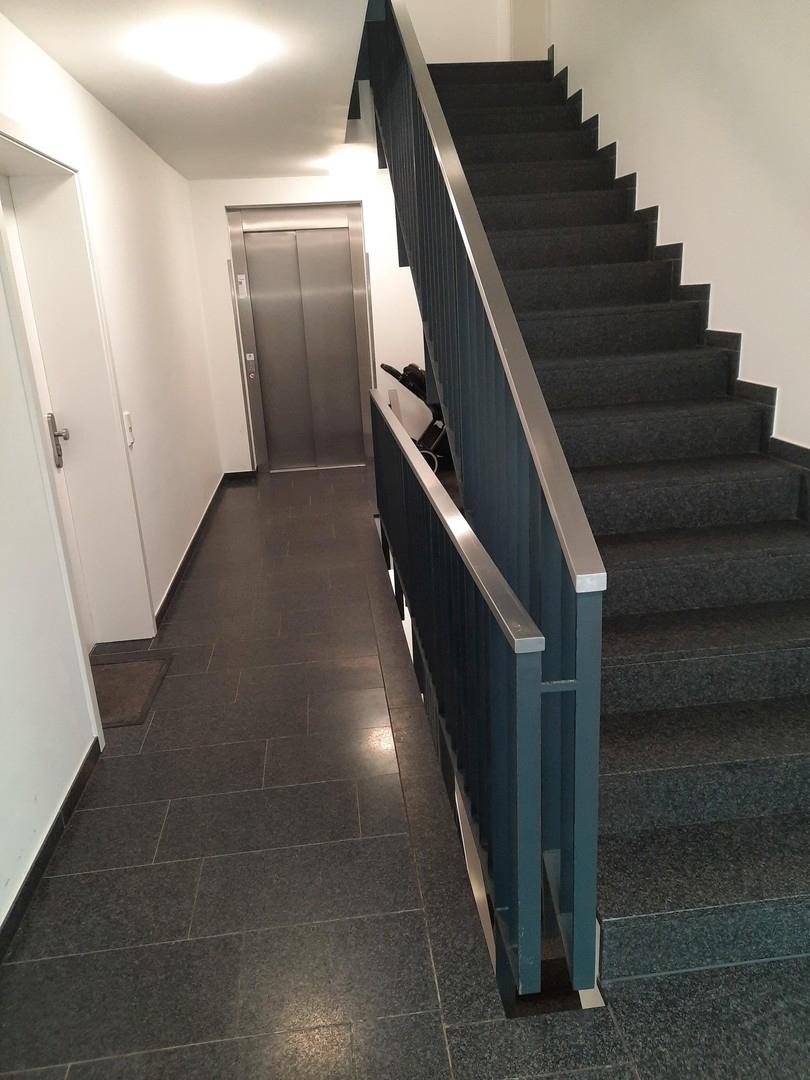 Treppenhaus + Aufzug