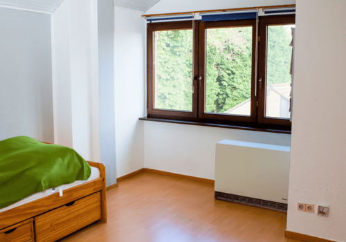 Dachgeschosszimmer oben Blick Fensterfront