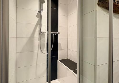 Dusche mit Sitzbank