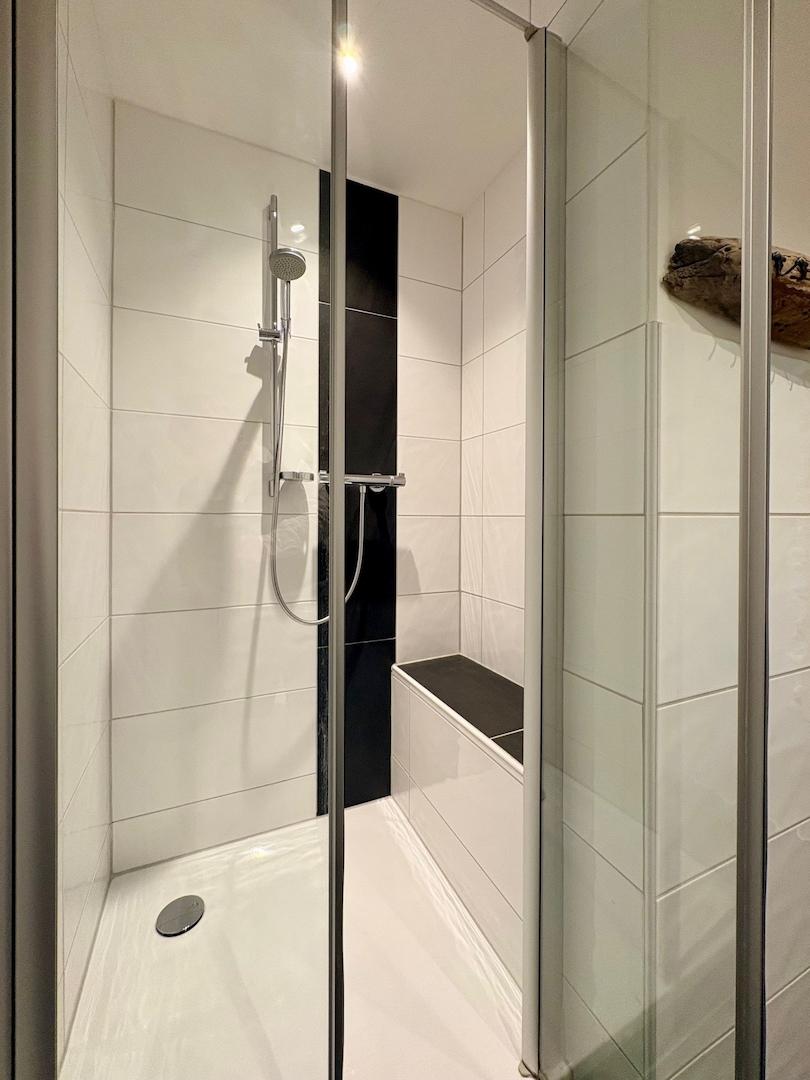 Dusche mit Sitzbank