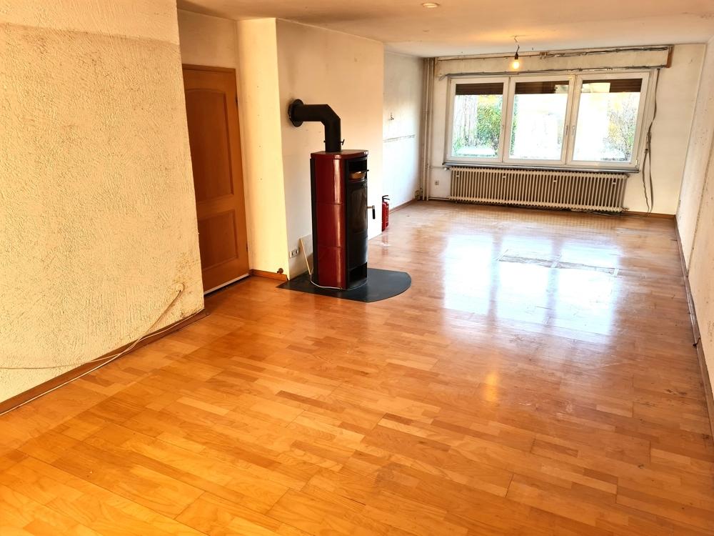 großzügiges Wohnzimmer