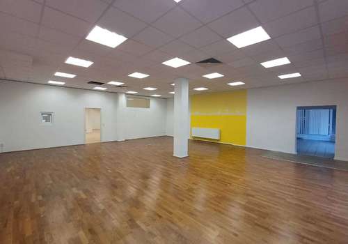 Großer Raum mit Eingang und Fensterfläche