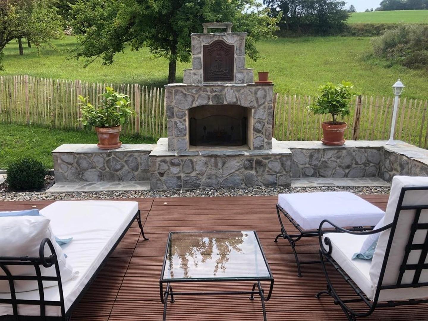 Blick auf den offenen Kamin