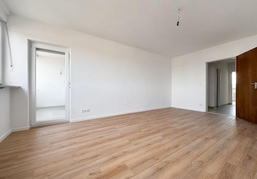 Wohnzimmer mit Balkon