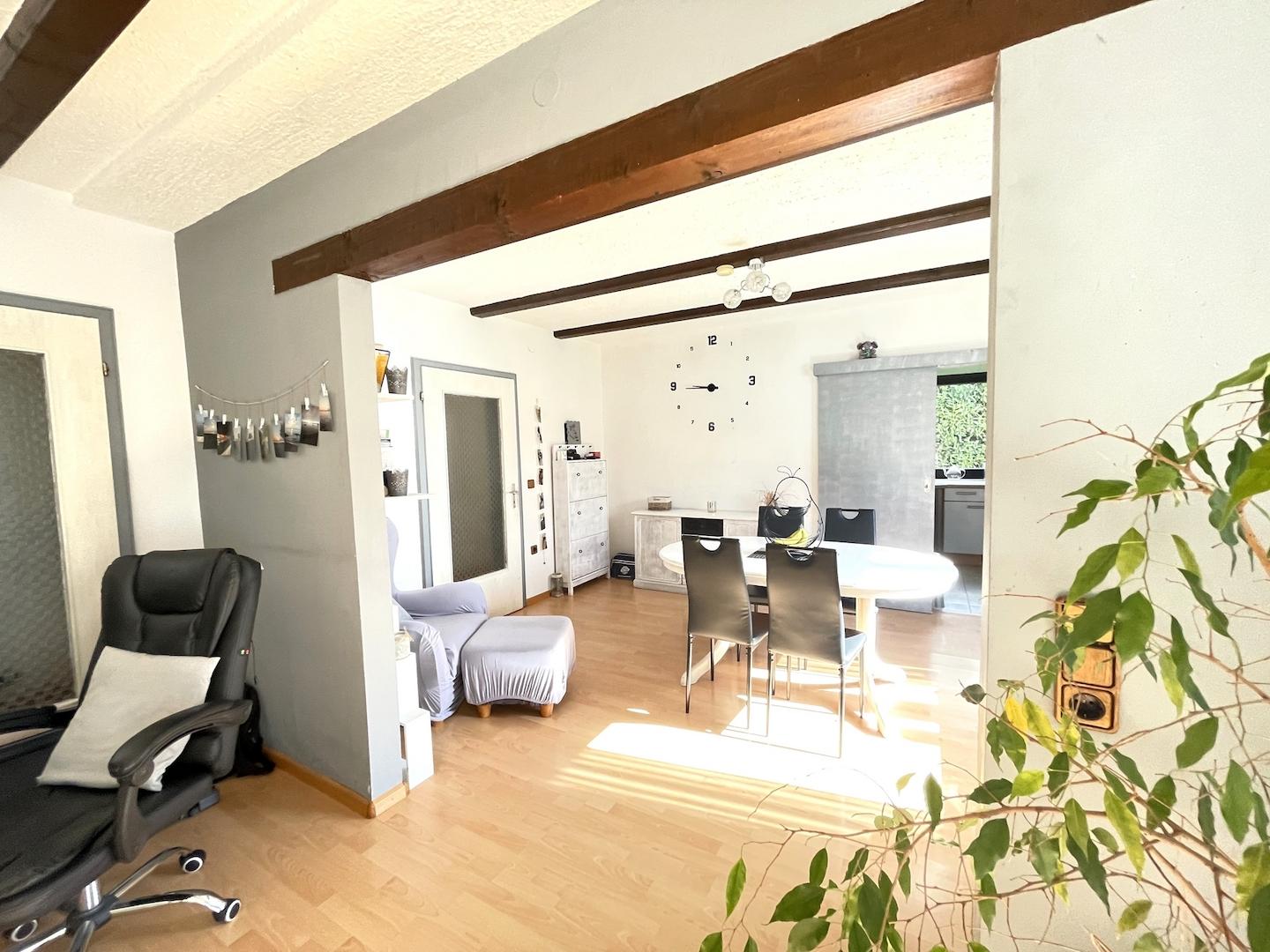 Blick vom Wohnzimmer ins Esszimmer (UG)