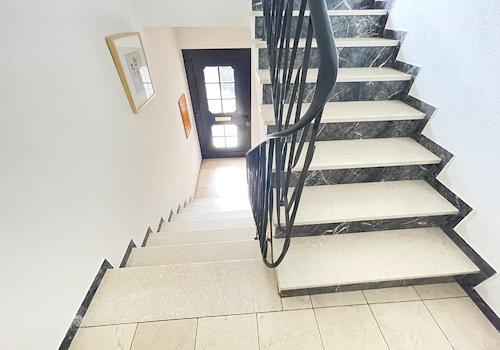 Hauseingang innen + Treppe vom UG ins EG