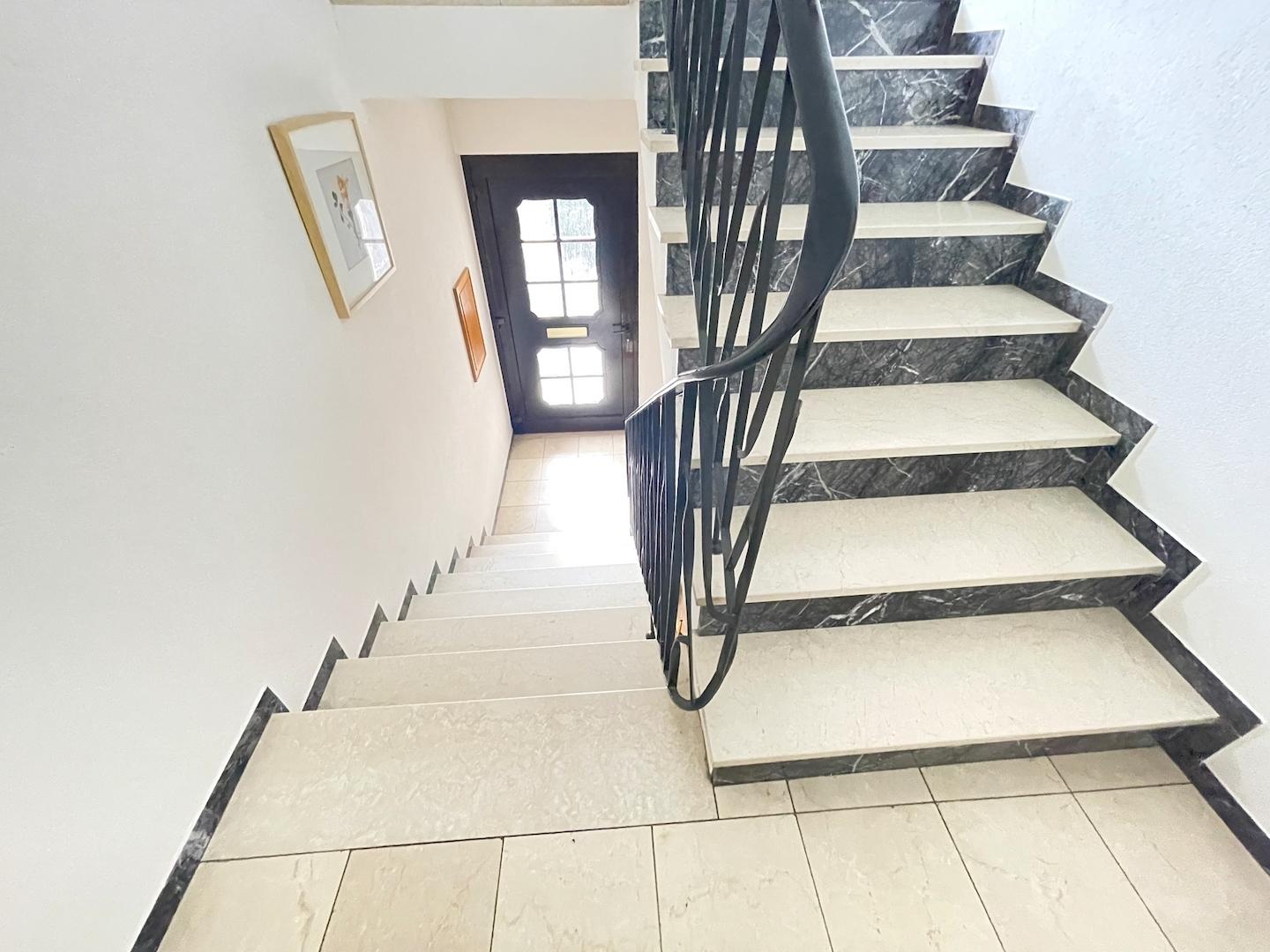Hauseingang innen + Treppe vom UG ins EG