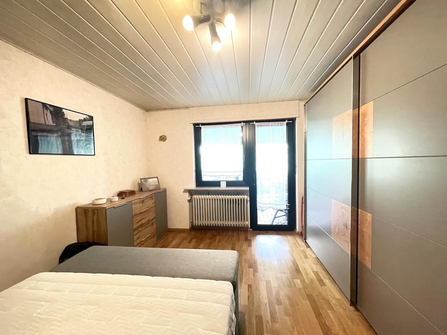 Zimmer mit Zugang zur rückwärtigen Terrasse (EG)