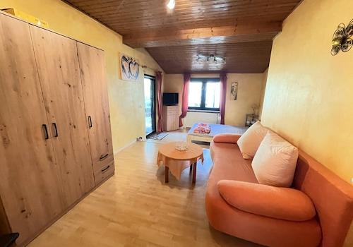 Zimmer mit Zugang zur rückwärtigen Terrasse (EG)