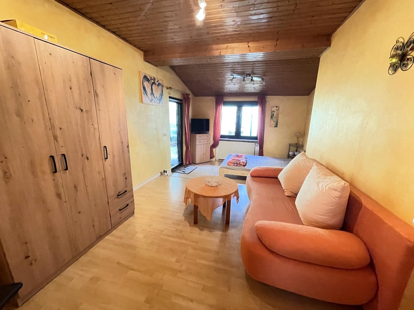 Zimmer mit Zugang zur rückwärtigen Terrasse (EG)