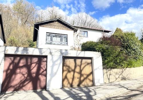 Vorderansicht mit Doppelgarage