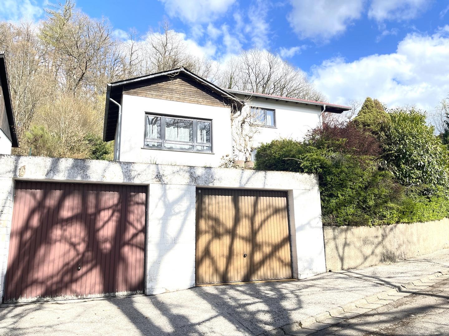 Vorderansicht mit Doppelgarage