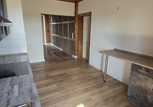 Küche mit Blick in Flur