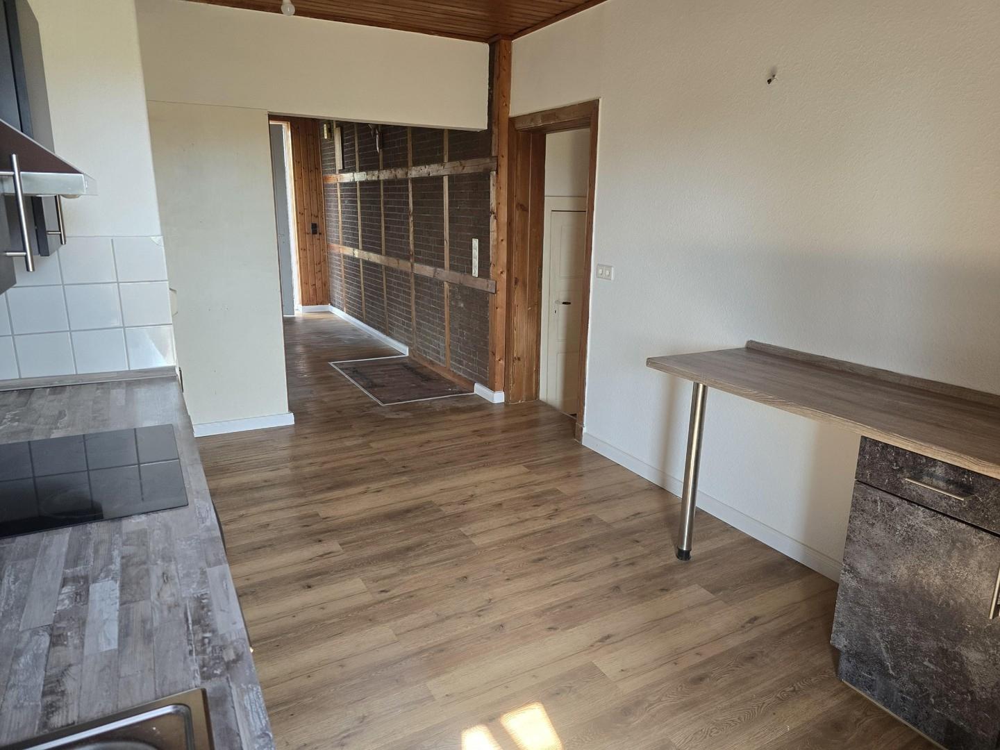 Küche mit Blick in Flur